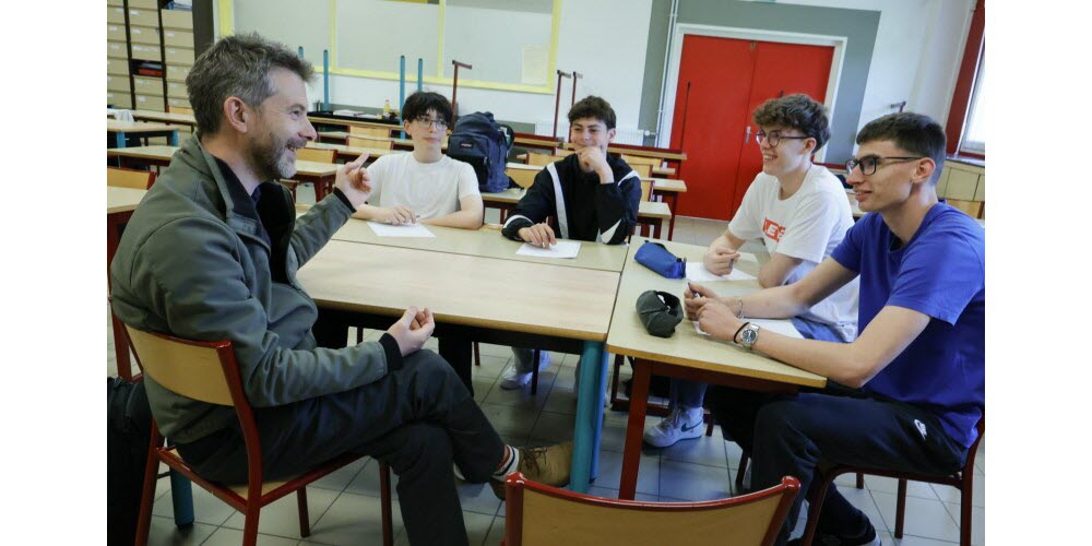 You are currently viewing Teacher-researchers at Lycée Louis-Bertrand: “How much do you earn?”