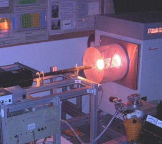 Les plateformes métrologiques du LEMTA permettent la caractérisation des matériaux complexes jusqu'aux conditions extrêmes : ici mesure de propriétés thermiques à très haute température