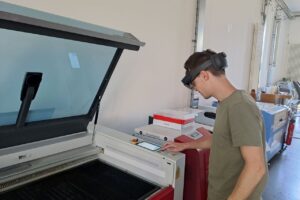 L’ENSGSI a réalisé, dans le cadre du projet Industrie Digitale Connecté (INDICO), un outil de création de formation en réalité augmentée et virtuelle. L’objectif de cet outil est de permettre aux enseignants de créer des scénarios pédagogiques AR et/ou VR sans faire de développement informatique.