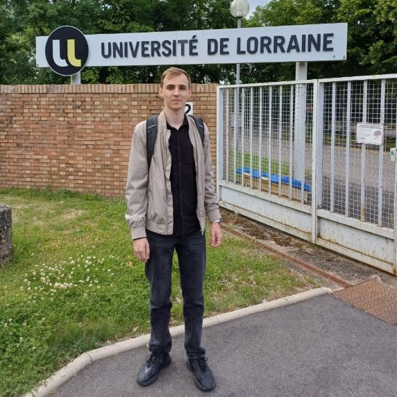 You are currently viewing Viktor Mandrolko “Understanding Materials Atom by Atom: My Doctoral Journey”